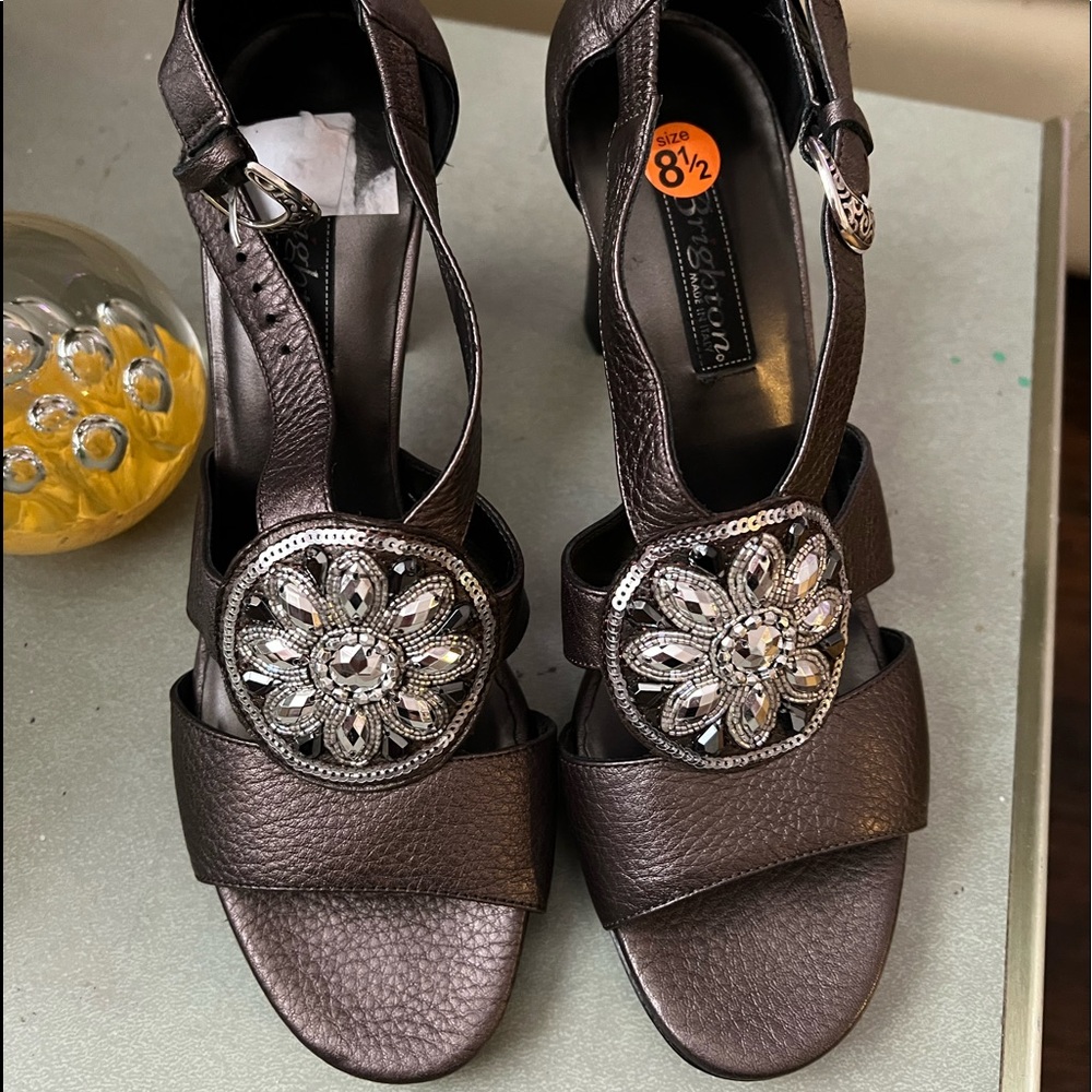 Size 8.5 Brighton like new beautiful shoe, Pewter